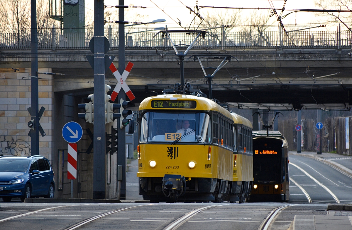 Dresden, Freiberger Straße. Tatra T4D-MT-Traktion (Wagen 224 263 + 224 265) als Linie E12 nach Postplatz erreicht die Haltestelle S-Bahnhof Freiberger Straße. Die Aufnahme stammt vom 13.02.2018. 