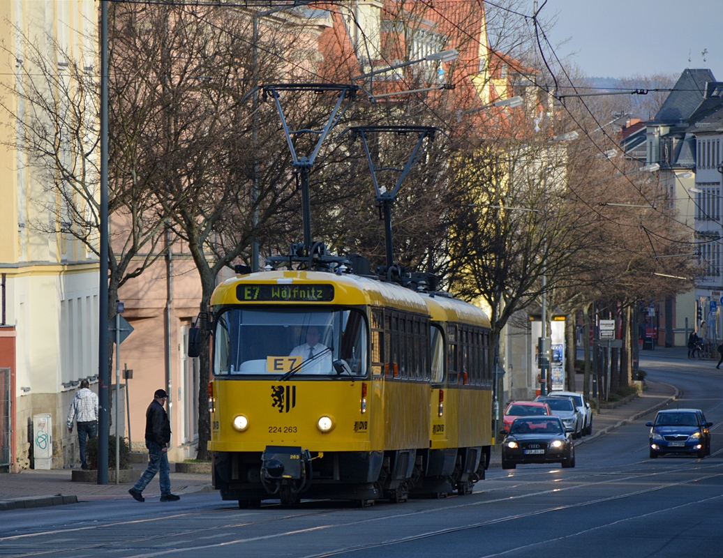 Dresden, Kesselsdorfer Straße. Tatra T4D-MT-Traktion (Wagen 224 263 und 224 265) als Linie E7 nach Wölfnitz erreicht die Haltestelle Koblenzer Straße. Die Aufnahme stammt vom 13.02.2018. 