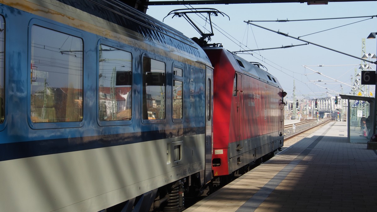 Dresden Licht & Schatten 1: Ein letzter Blick und los geht es für EC 378 nach Stralsund. Hier die Abfahrt aus Dresden-Neustadt mit einer DB BR 101 und Wagen der CD. 

Dresden, der 10.03.2014