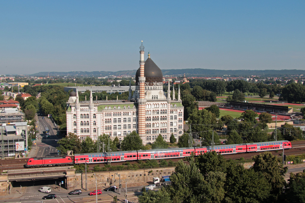 Dresden mal ungewhnlich, Bild 1: Nicht das Motiv aber die Perspektive. Die Yenidze mit einer vorbeifahrenden S-Bahn, vom Dach des Hauses der Presse aus, am 17.08.2013.