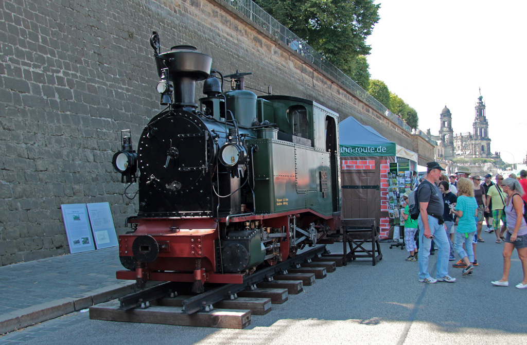 Dresden mal ungewhnlich, Bild 2: Die I K Nr.54 am Terrassenufer. Anllich des Dresdner Dampfschiffestes machte sie (leider als kaltes Standmodell) vom 16.-18.08.2013 Werbung fr die  Dampfbahn-Route Sachsen .