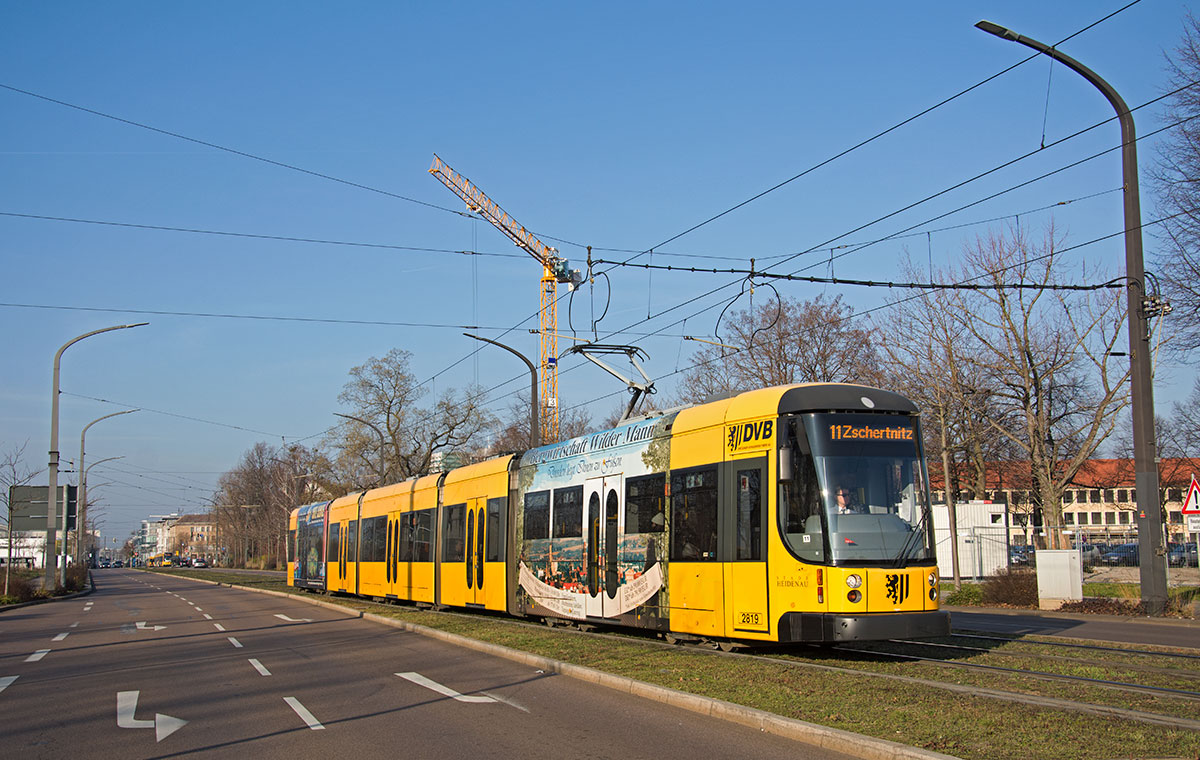 Dresden NGT D12DD Wagen 2819 als Linie 11 in dier Wiener Straße, 16.12.2015. 