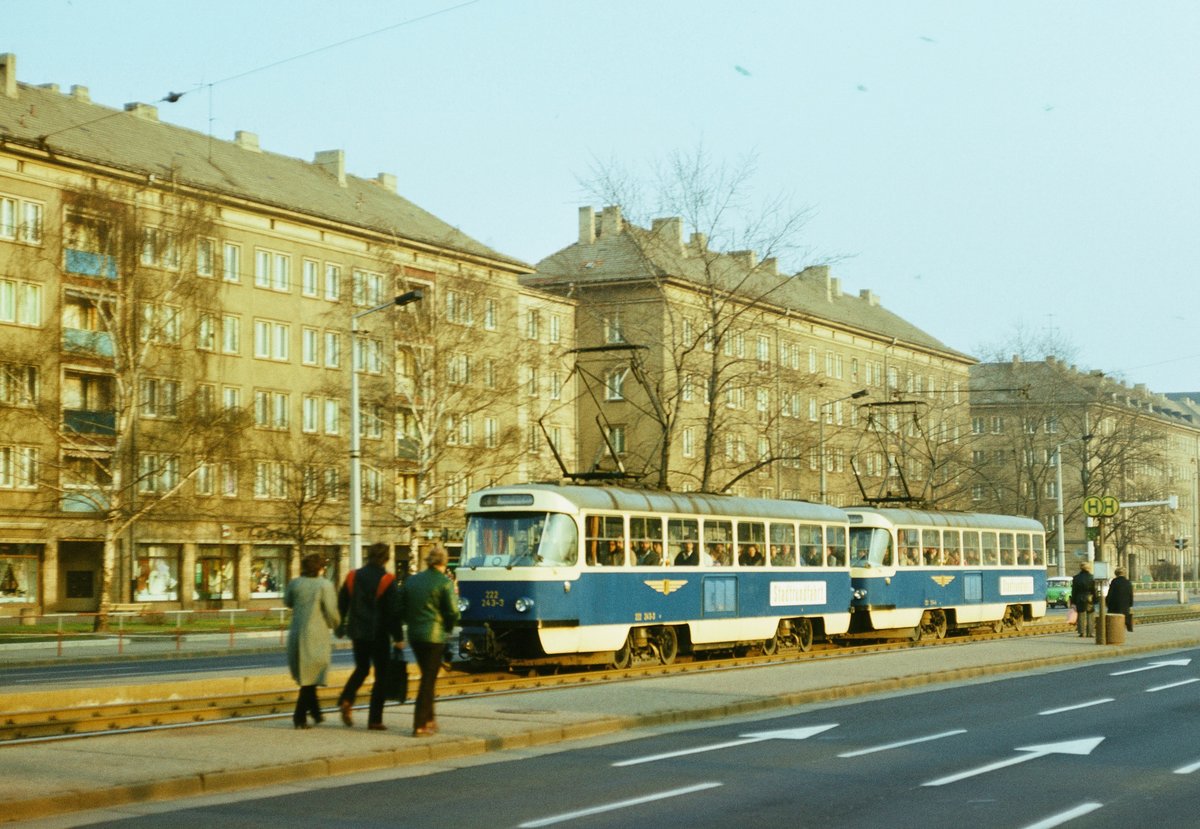 Dresden, Stadtrundfahrt mit der Straßenbahn in der Grunaer Straße. Zwei TATRA-Triebwagen T4D sind gekuppelt, 222 243 führt. Für die Fahrgäste der Stadtrundfahrt erhielten die Wagen außer der blauen Lackierung gepolsterte Sitze und eine verbesserte Lautsprecheranlage.  