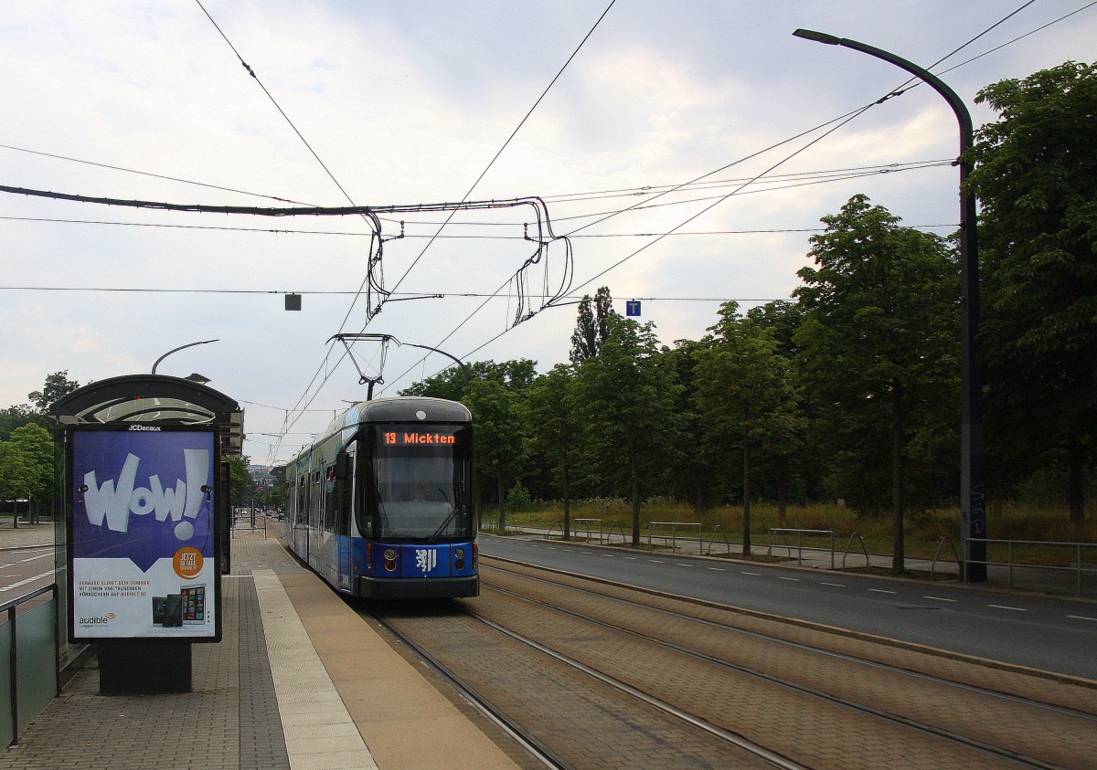 Dresden: Straßenbahnlinie 13 nach Mickten und hält in Dresden-am Straßburgerplatz.
Aufgenommen von der Leenestraße in Dresden.
Bei Sommerwetter am Abend vom 23.7.2015.