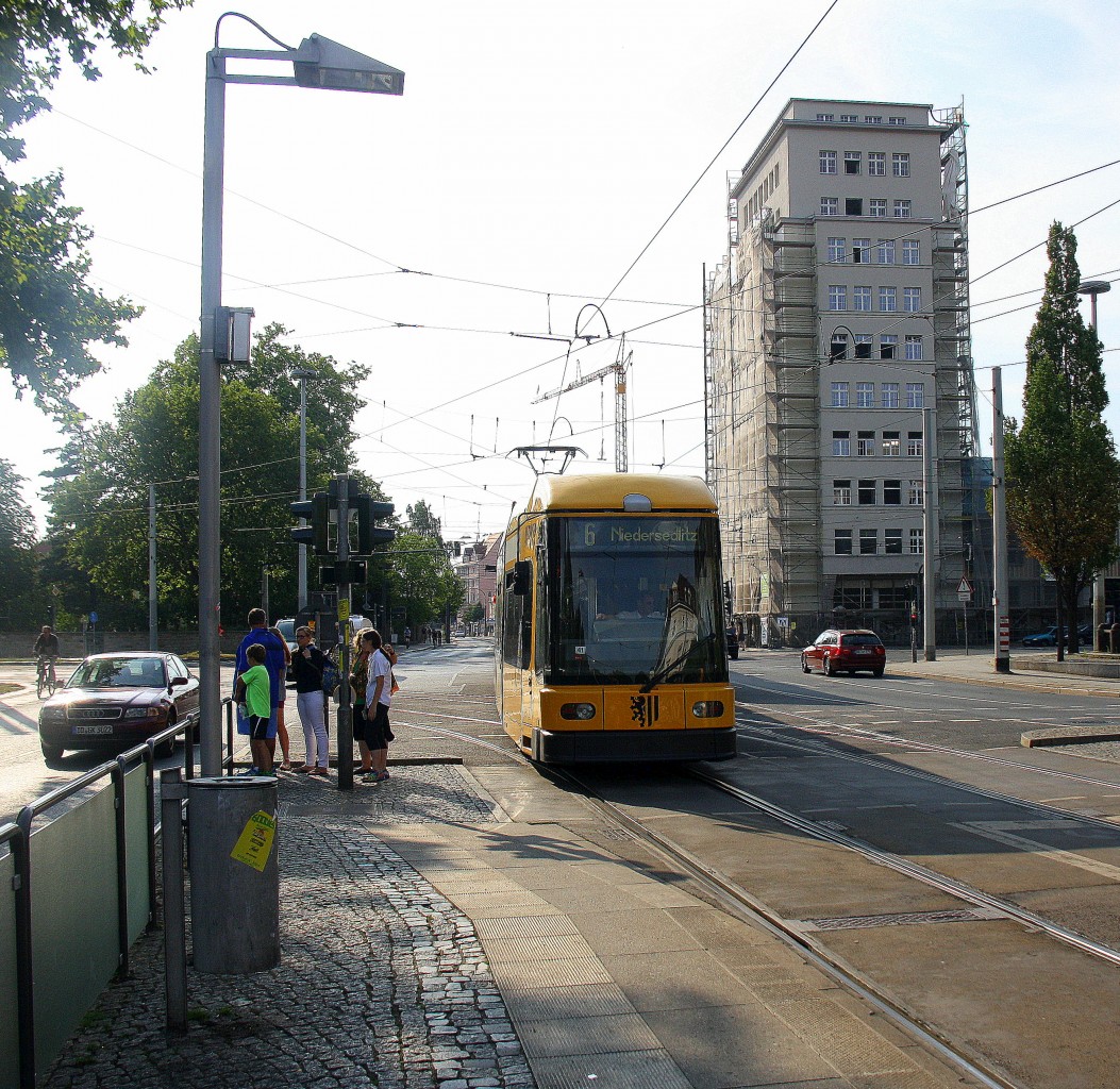 Dresden: Straßenbahnlinie 6 nach Niedersedlitz.
Aufgenommen an der Bautzenerstraße in Dresden.
Bei Sommerwetter am Abend vom 24.7.2015.