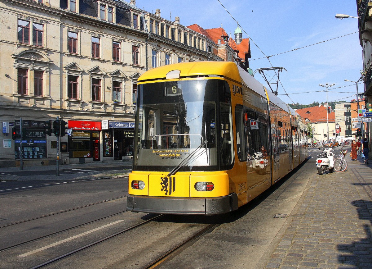 Dresden: Straßenbahnlinie 6 nach Niedersedlitz.
Aufgenommen an der Loschwitzer-Straße in Dresden.
Bei Sommerwetter am Abend vom 24.7.2015.