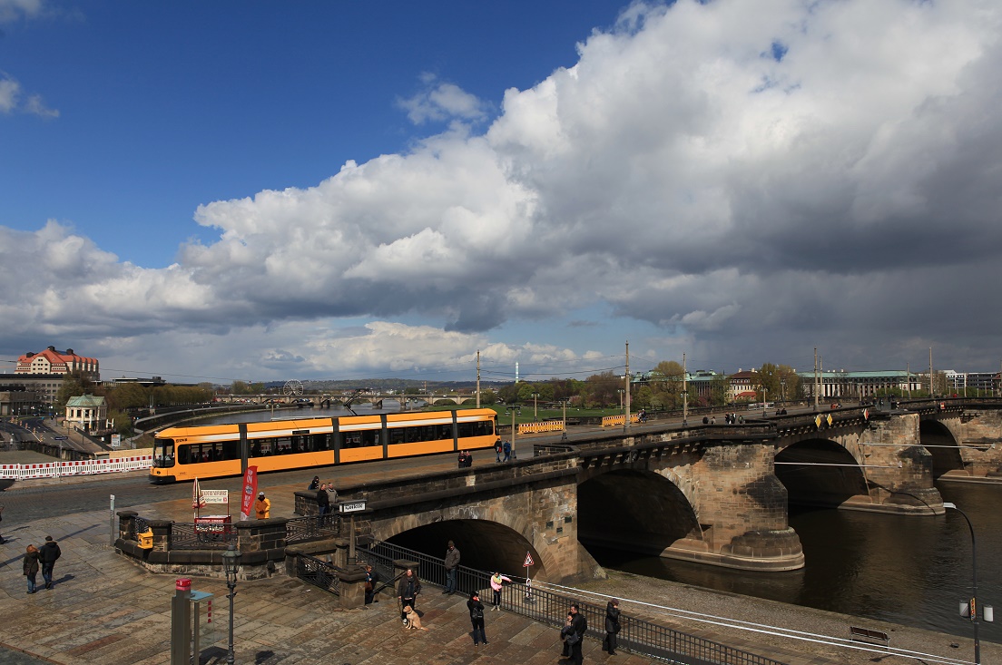 Dresden Tw 2540 auf der Augustusbrücke, 24.04.2016.