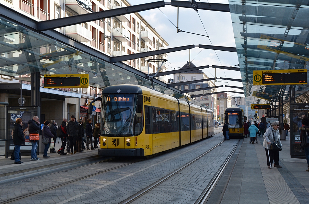 Dresden, Wallstraße. Bombardier NGTD12-DD #2842 als Linie 11 nach Bühlau erreicht die Haltestelle Postplatz. Die Aufnahme stammt vom 13.02.2018.