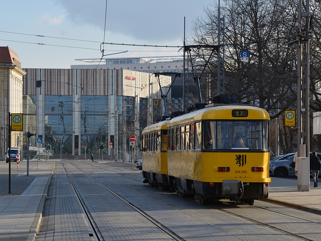 Dresden, Wallstraße. Tatra T4D-MT-Traktion (Wagen 224 263 und 224 265) als Linie E7 nach Wölfnitz verlässt die Haltestelle Postplatz. Die Aufnahme stammt vom 13.02.2018. 