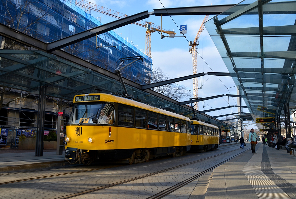 Dresden, Wallstraße. Tatra T4D-MT-Traktion (Wagen 224 263 und 224 265) als Linie E7 nach Wölfnitz steht an der Haltestelle Postplatz. Die Aufnahme stammt vom 13.02.2018. 
