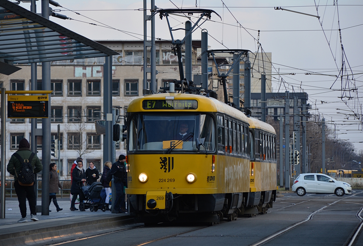 Dresden, Wiener Platz. Tatra T4D-MT-Traktion (Wagen 224 269 und 224 266) erreicht die Haltestelle Hauptbahnhof. Die Aufnahme stammt vom 13.02.2018. 