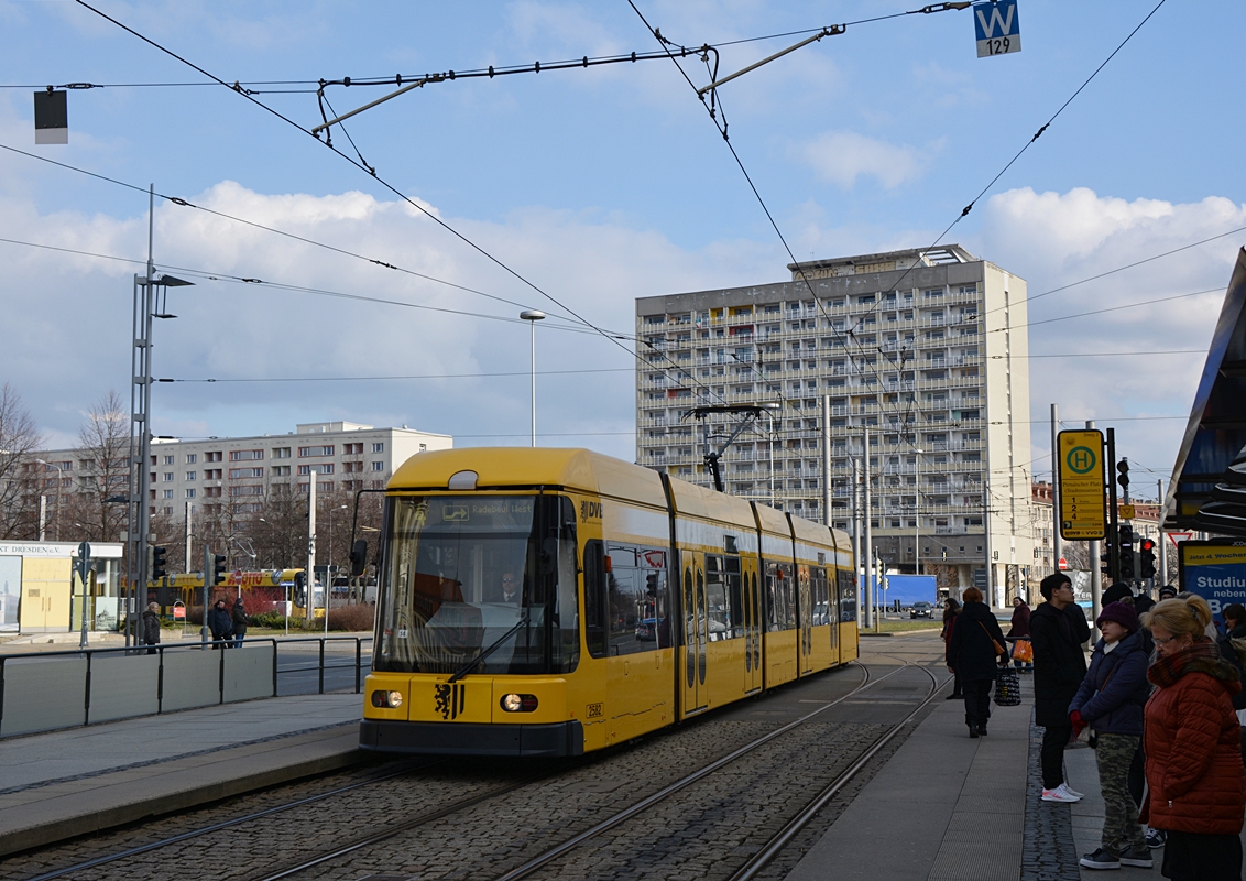 Dresden, Wilsdruffer Straße. SachsenTram NGT6DD-ZR #2582 als Linie 4 nach Radebeul West erreicht die Haltestelle Pirnaischer Platz. Die Aufnahme stammt vom 13.02.2018.