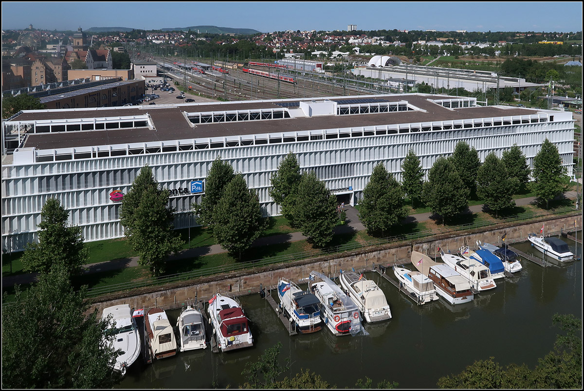 Drohnenflugsicht -

... auf den Hauptbahnhof Heilbronn. Vorne unten der Wilhelmskanal, ein Seitenarm des Neckars. Darüber das helle Parkhausgebäude und im Hintergrund der Hauptbahnhof. Natürlich war keine Drohne im Spiel, das Bild wurde vom Dach des Experimenta-Neubaues aufgenommen.

01.02.2019 (M)