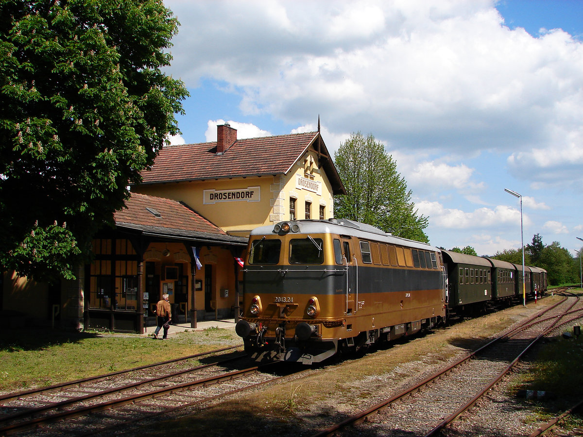 Drosendorf-Endbahnhof.
2043.24 mit dem Reblaus Express bei der Ankunft in Drosendorf.
14.05.2016.