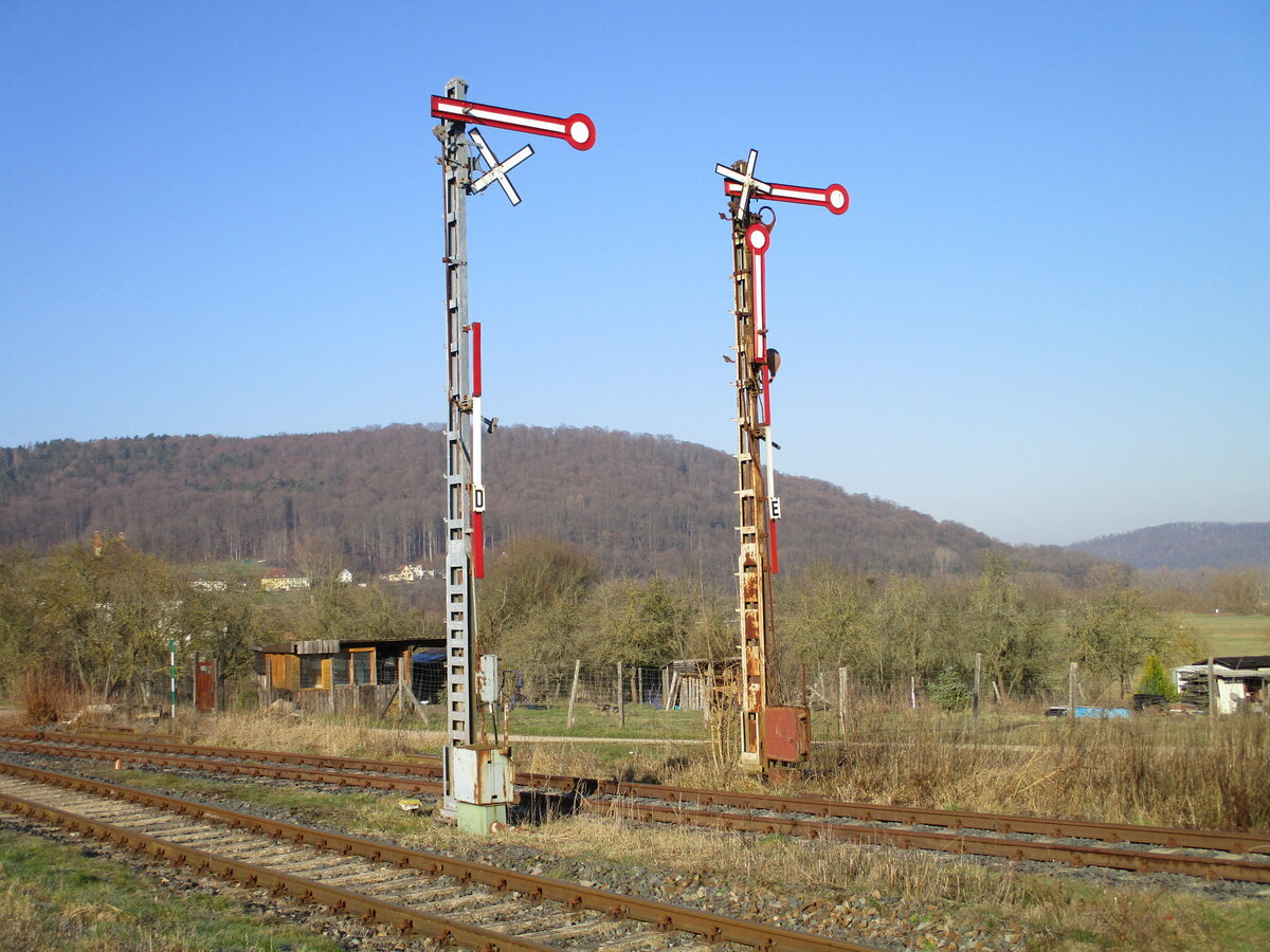 Druchkreuzte Ausfahrsignale  D  und  E ,am 01.März 2023,im Bahnhof Merkers.