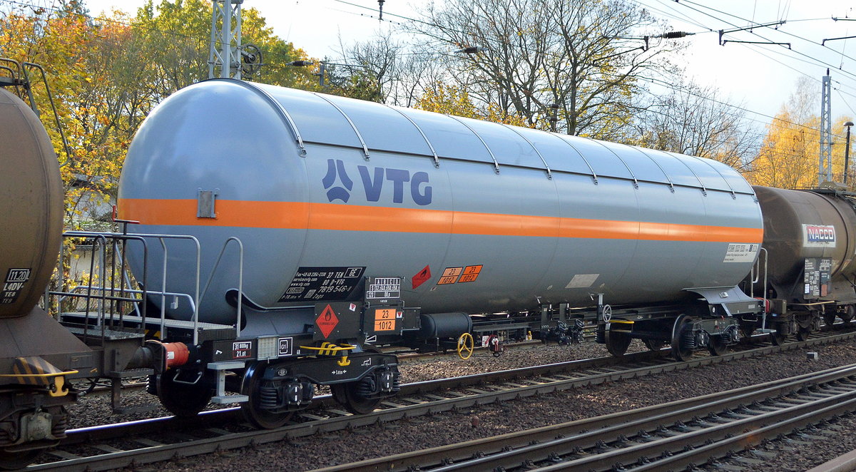 Druckgas-Kesselwagen vom Einsteller VTG mit der Nr. 37 TEN (GE) 80 D-VTG 7819 546-8 Zags Befüllung: (UN-Nr.: 23/1012 = 1-Buten oder cis-2-Buten oder trans-2-Buten oder Butene, Gemisch) in einem gemischten Güterzug am 07.11.19 Berlin Jungfernheide.