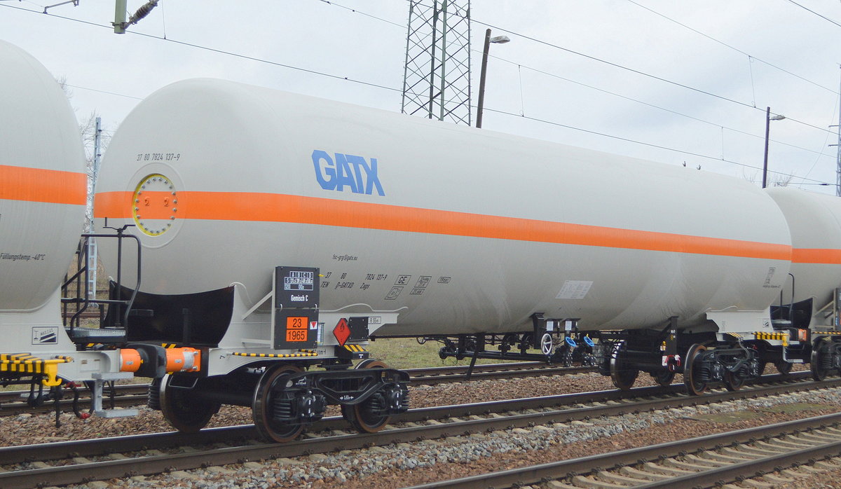 Druckgaskesselwagen vom Einsteller GATX Rail Germany GmbH mit der Nr. 37 TEN 80 D-GATXD 7824 37-9 Zags (GE) Befüllung: UN-NR.: 23/1965 = Kohlenwasserstoffgas, Gemische, verflüssigt, N.A.G. (Gemisch C) in einem Ganzzug am 09.03.20 Bf. Flughafen Berlin Schönefeld. 