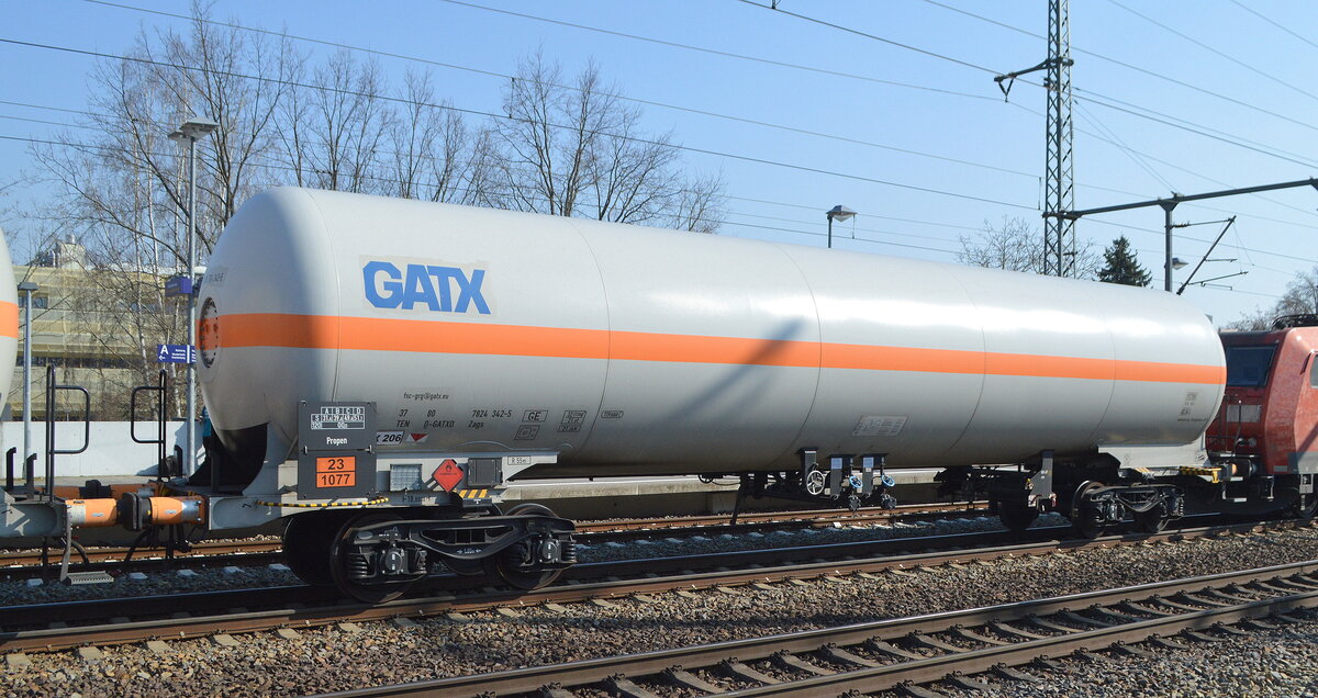 Druckgaskesselwagen vom Einsteller GATX Rail Germany GmbH mit der Nr. 37 TEN 80 D-GATXD 7824 342-5 Zags (GE) für das Ladegut Propen siehe UN-Nr. 23/1077 in einem Ganzzug am 23.03.22 Bf. Golm.