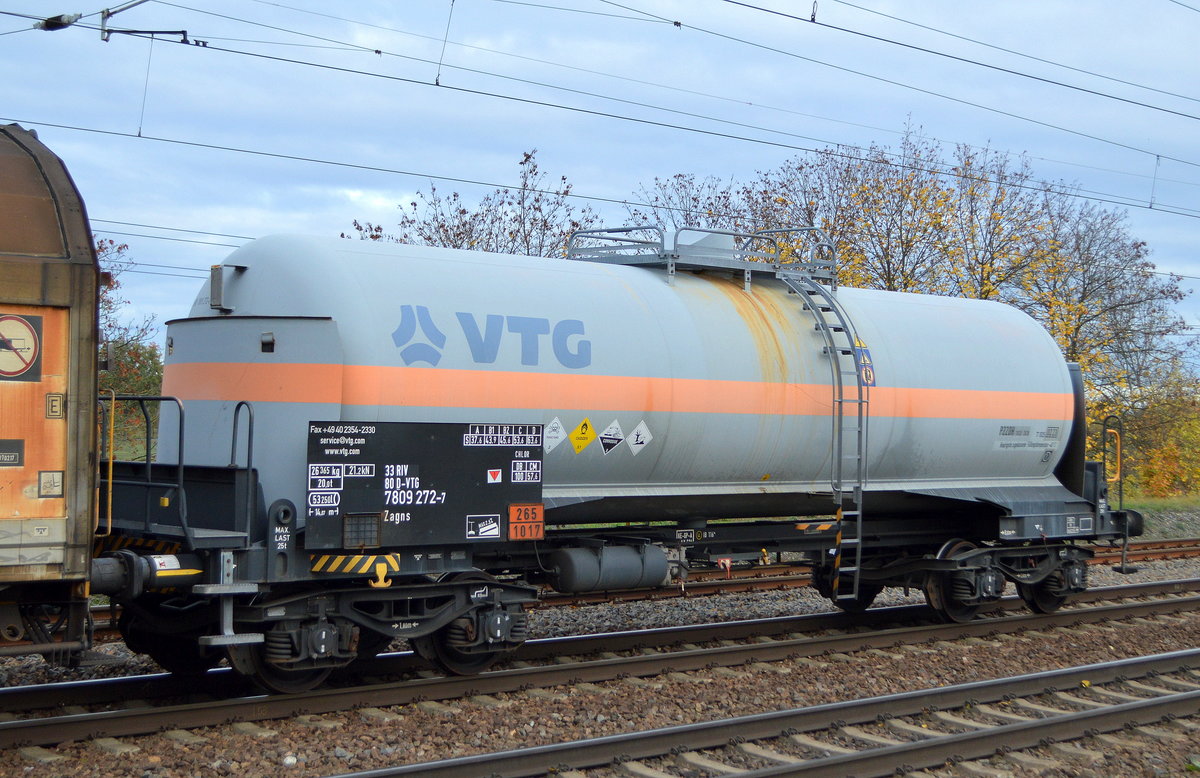Druckgaskesselwagen vom Einsteller VTG mit der Nr. 33 RIV 80 D-VTG 7809 272-7 Zagns, Befüllung lt. UN-NR.. 265/1017 = Chlor(gas) in einem gemischten Güterzug am 02.11.20 Bf. Saarmund.