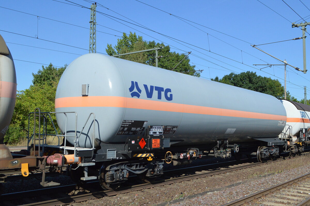 Druckgaskesselwagen vom Einsteller VTG mit der Nr. 37 TEN 80 D-VTG 7824 685-7 Zags (GE) für das Ladegut lt. UN-Nr.: 23/1032 = Dimethylamin, wasserfrei in einem gemischten Güterzug am 24.08.22 Durchfahrt Bahnhof Niederndodeleben.