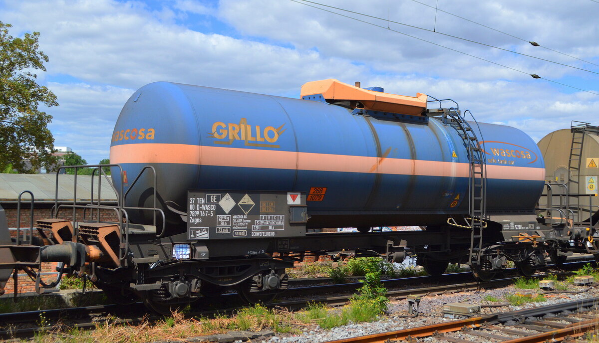 Druckgaskesselwagen vom Einsteller WASCOSA mit der Nr. 37 TEN 80 D-WASCO 7809 167-5 Zagns (GE) lt. UN-Nr.: 268/1079 mit Schwefeldioxid befüllt, Firmenlogo  GRILLO  aud dem Kessel in einem gemischten Güterzug am 27.07.22 Vorbeifahrt Bahnhof Magdeburg-Neustadt.