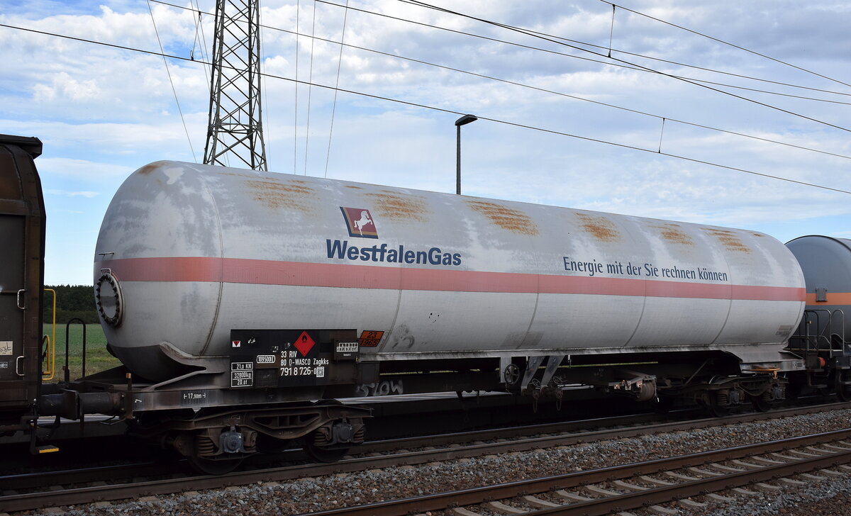 Druckgaskesselwagen vom Einsteller WASCOSA mit der Nr. 33 RIV 80 D-WASCO 791 8 726-0 Zagkks lt. UN-Nr.: 23/1965 für das Ladegut Kohlenwasserstoffgas, Gemische, verflüssigt, N.A.G. am 21.09.23 Höhe Bahnhof Rodleben. Trägt das alte Firmenlogo der Fa. WestfalenGas noch auf dem Tank. 