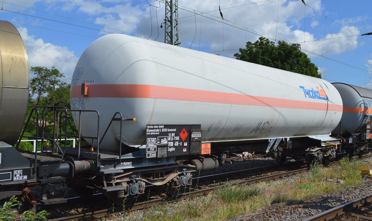 Druckgaskesselwagen der Fa. Tyczka Gase GmbH mit der Nr. 33 RIV 80 D-TTGE 7918 416-8 Zagkks für das Ladegut lt. UN-Nr.: 23/1965 = 	Kohlenwasserstoffgas, Gemische, verflüssigt, N.A.G. (Gemisch A, A 01, A 02, A 0, A 1, B 1, B 2, B oder C) in einem gemischten Kesselwagenzug am 08.06.22 Durchfahrt Bf. Magdeburg Neustadt.