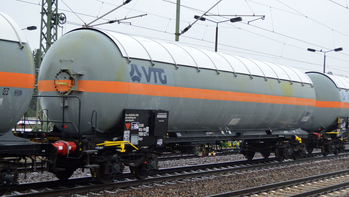 Druckgaskesselwagen mit Sonnendach vom Einsteller VTG mit der Nr. 33 RIV 80 D-VTG 7818 621-4 Zags Ladegut: AZOTE = Stickstoff am 26.01.19 Bf. Flughafen Berlin-Schönefeld.