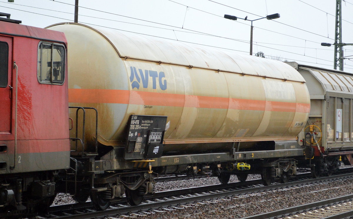 Druckgaskesselwagen mit Sonnendach vom Einsteller VTG mit der Nr. 33 RIV 80 D-VTG 7816 289-8 Zags Ladegut: AZOTE = Stickstoff am 26.01.19 Bf. Flughafen Berlin-Schönefeld.