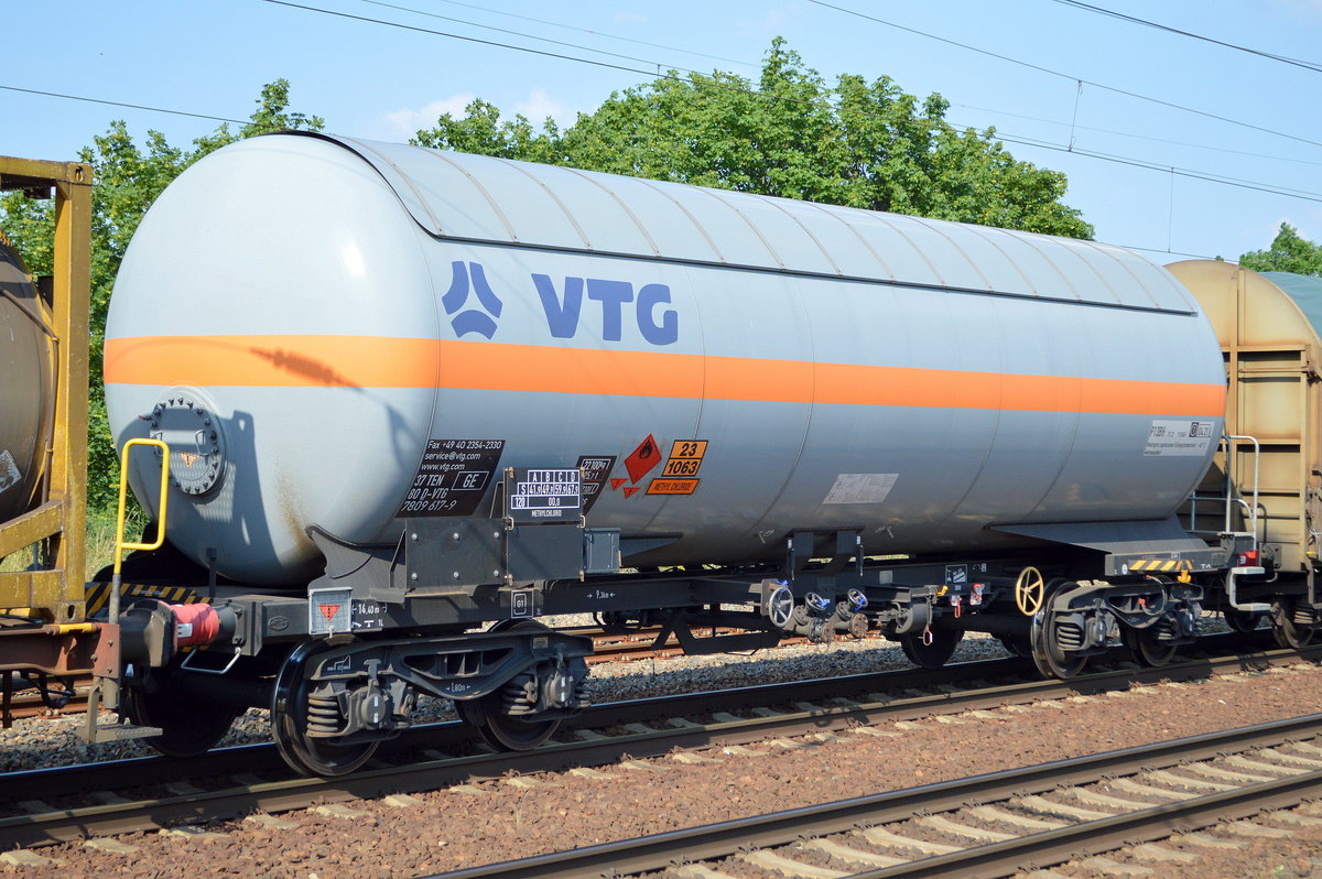 Druckgaskesselwagen mit Sonnendach vom Einsteller VTG mit der Nr. 37 TEN (GE) 80 D-VTG 7809 617-9 (UN-Nr. 23/1063 = Methylchlorid) am 22.06.19 Saarmund Bahnhof.