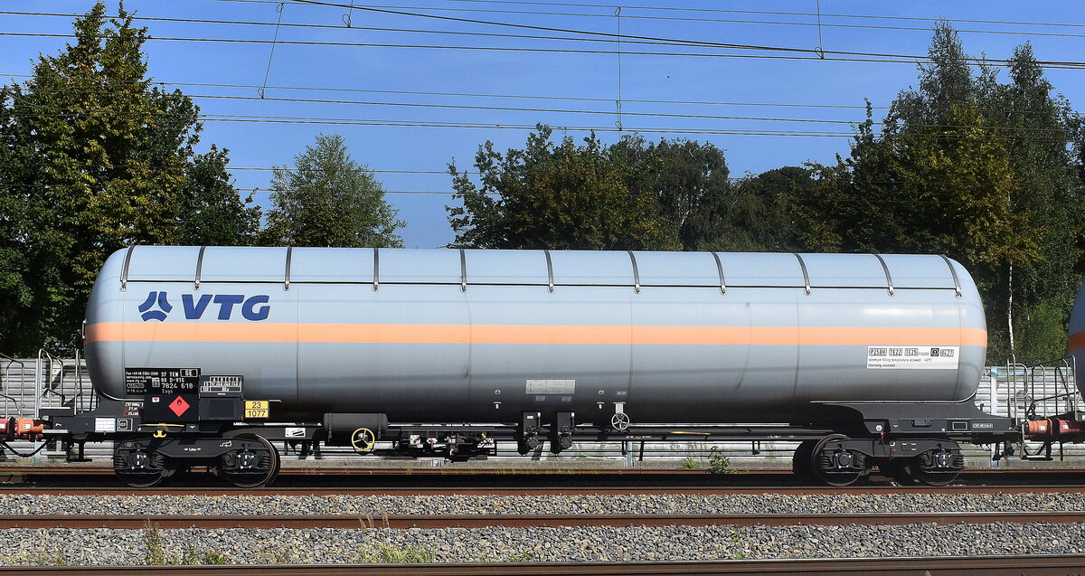 Druckgaskesselwagen mit Sonnendach vom Einsteller VTG mit der Nr. 37 TEN 80 D-VTG 7824 618-8 Zags lt. UN-Nr.: 23/1077 für das Ladegut Propen, 11.09.23 Höhe Bahnhof Hamburg-Harburg.  