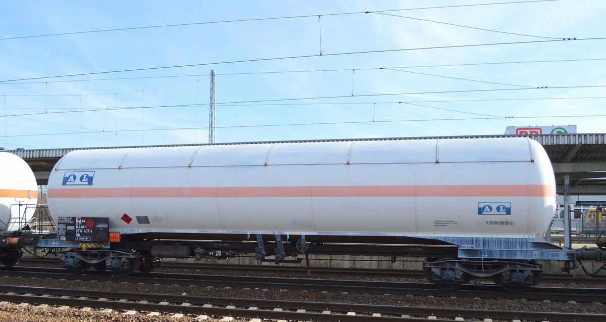 Druckgaskesselwagen mit Sonnendach der Fa. Aretz GmbH & Co.KG mit der Nr. 33 RIV 80 D-ARETZ 7814 437-9 Zags Bf. Krefeld Hbf (UN-Nr.: 23/1077 = Propen) am 06.03.19 Bf. Flughafen Berlin-Schönefeld.