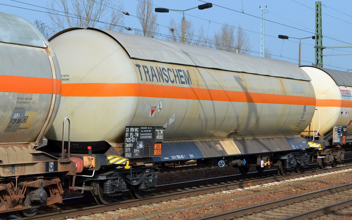 Druckgaskesselwagen mit Sonnendach der polnischen Firma TRANSCHEM Sp z o.o. mit der Nr. 33 RIV MC 51 PL-TM 7925 427-1 Zackks Befüllung: siehe UN-Nr.: 268/1005 = Ammoniak, wasserfrei am 24.02.21 in einem Ganzzug im Bf. Flughafen BER Terminal 5.