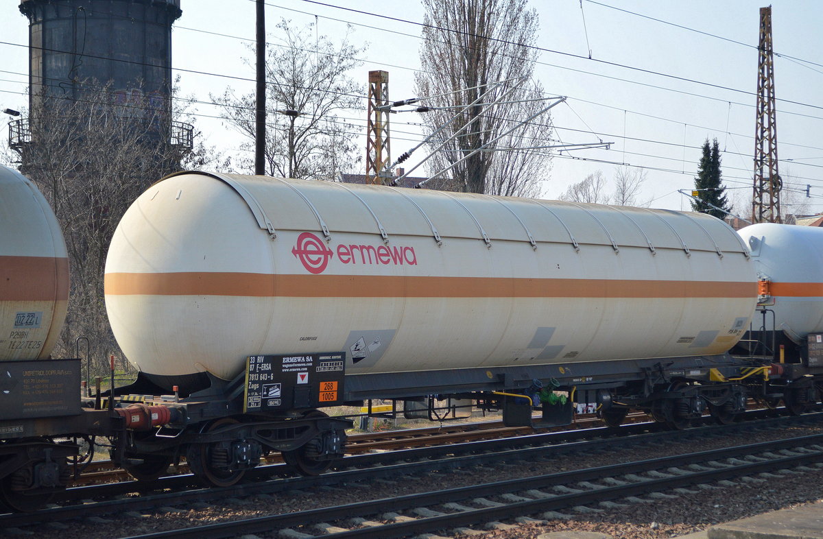 Druckgaskesselwagen nit Sonnendach vom Einsteller ERMEWA SA mit der Nr. 33 RIV 87 F-ERSA 7813 643-6 Zags Befüllung: UN-Nr.: 268/1005 = Ammoniak, wasserfrei in einem Ganzzug am 28.03.20 Bf. Frankfurt/Oder.  