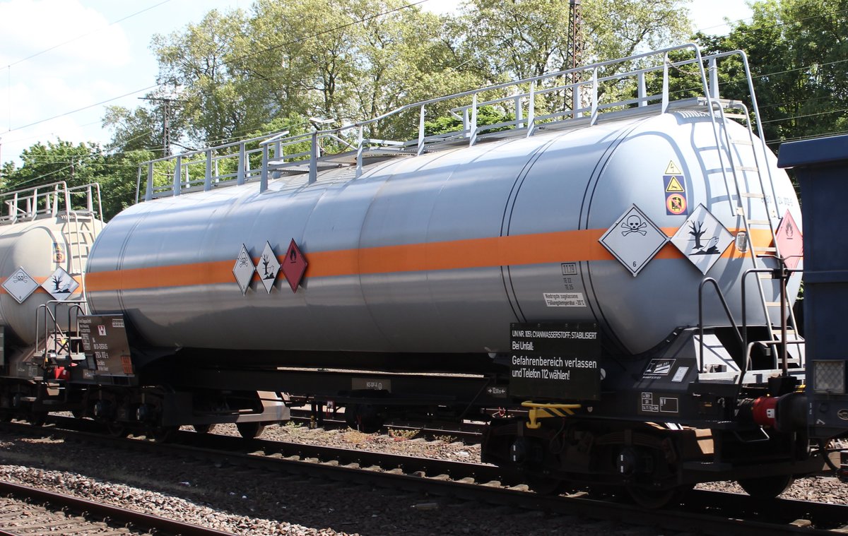 Druckgaskesselwagen Zackks der Evonik Degussa GmbH unterwegs von Dormagen nach Wesseling, eingefangen in Köln-West am 11.05.2016. Warntafel: 663/1051 Cyanwasserstoff, stabilisiert.