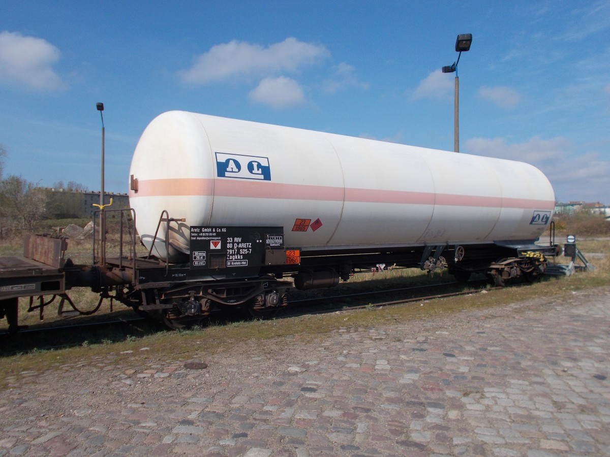 Druckgaskesselwagen Zagkks 33 80 7917 525-7,am 19.April 2015,in Stralsund.