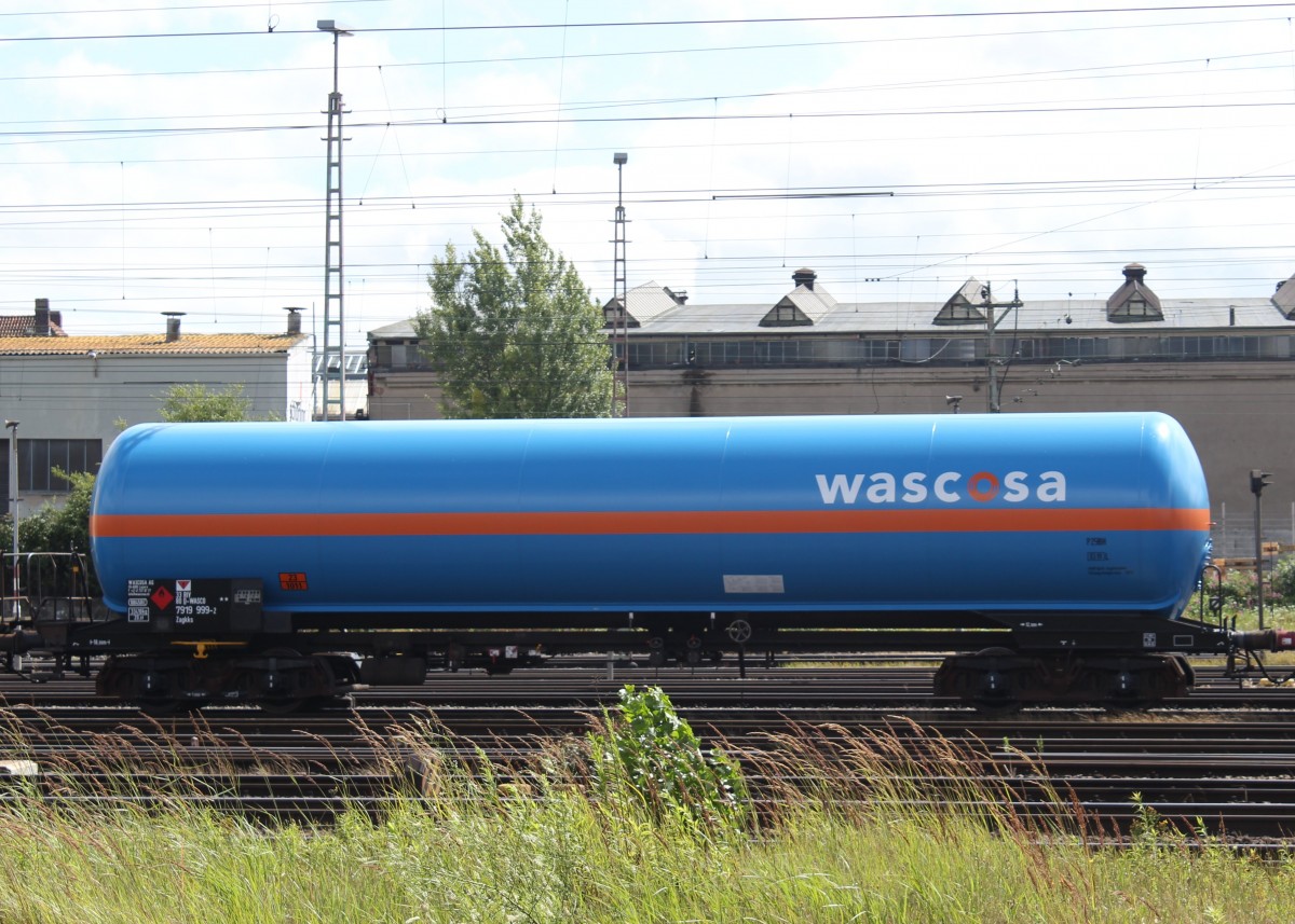 Druckgaskesselwagen Zagkks der Wascosa AG Nr.: 33 RIV 80 D-WASCO 7919 999-2, eingereiht in einem abgestellten Güterzug im Güterbahnhof Hannover-Linden am 25.07.2015.

Warntafel 23/1011 Butan