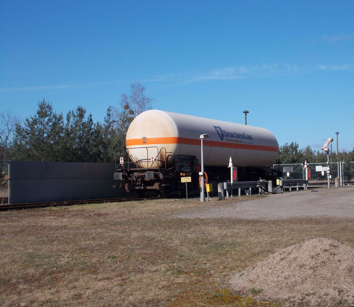Druckgaskesselwagen Zagkks,am 26.März 2016,im Anschluß Gasstation Milmersdorf.Aufnahme durch den Zaun.