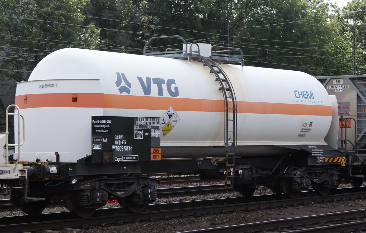 Druckgaskesselwagen Zagns der VTG (Nr.: 33 RIV 80 D-VTG 7809 581-1) eingereiht in Chemikalienzug bei der Durchfahrt in Köln-West am 24.05.2018.
Warntafel: 265/1017 Chlor