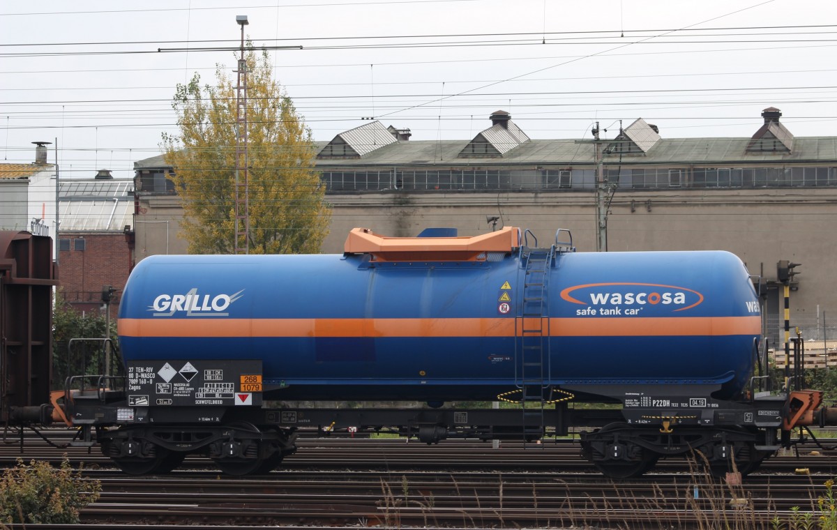 Druckgaskesselwagen Zagns der Wascosa AG mit der Nr.: 37 TEN-RIV 80 D-WASCO 7809 160-0 für den Transport von Schwefeldioxid (Warntafel 268/1079), eingereiht in einen abgestellten Güterzug im Güterbahnhof Hannover-Linden am 18.10.2015.