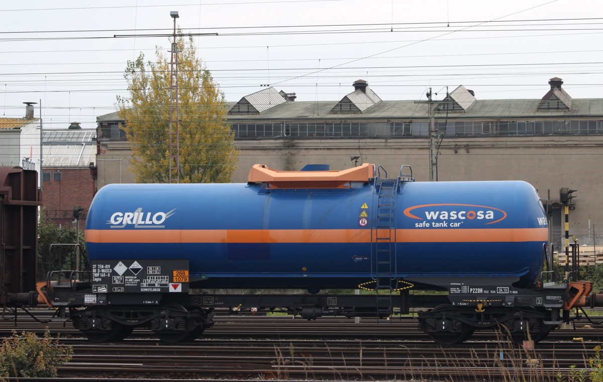 Druckgaskesselwagen Zagns der Wascosa AG mit der Nr.: 37 TEN-RIV 80 D-WASCO 7809 160-0 für den Transport von Schwefeldioxid (Warntafel 268/1079), eingereiht in einen abgestellten Güterzug im Güterbahnhof Hannover-Linden am 18.10.2015.