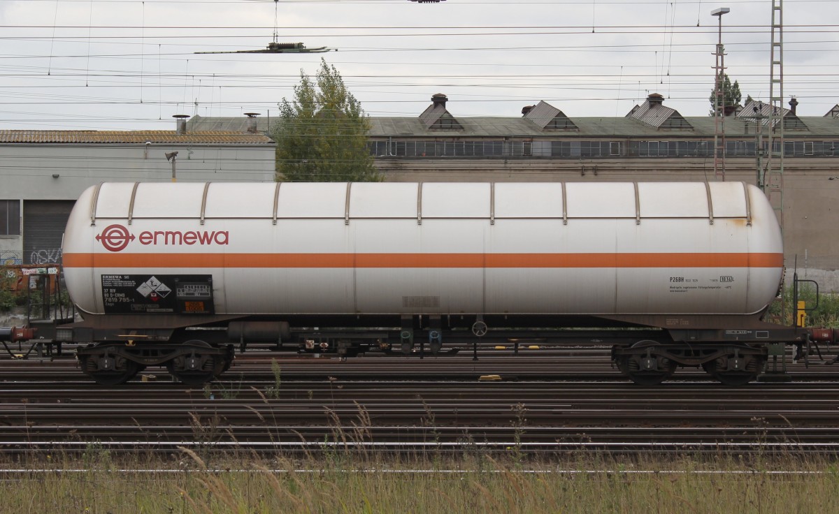 Druckgaskesselwagen Zags mit Sonnendach der Ermewa Nr.: 37 RIV 80 D-ERMD 7819 795-1, abgestellt im Güterbahnhof Hannover-Linden am 21.09.2013.

Warntafel 268/1005 Ammoniak, wasserfrei