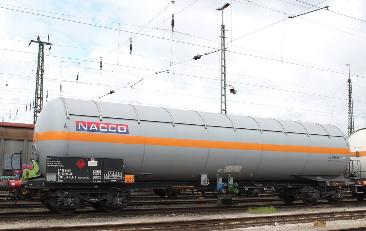 Druckgaskesselwagen Zags der Nacco mit der Nr.: 37 TEN-RIV 84 NL-NACCO 7813 443-0 für den Transport von Propen (Warntafel 23/1077), eingereiht in einen abgestellten Kesselzug bei Köln-Eifeltor am 14.05.2016.