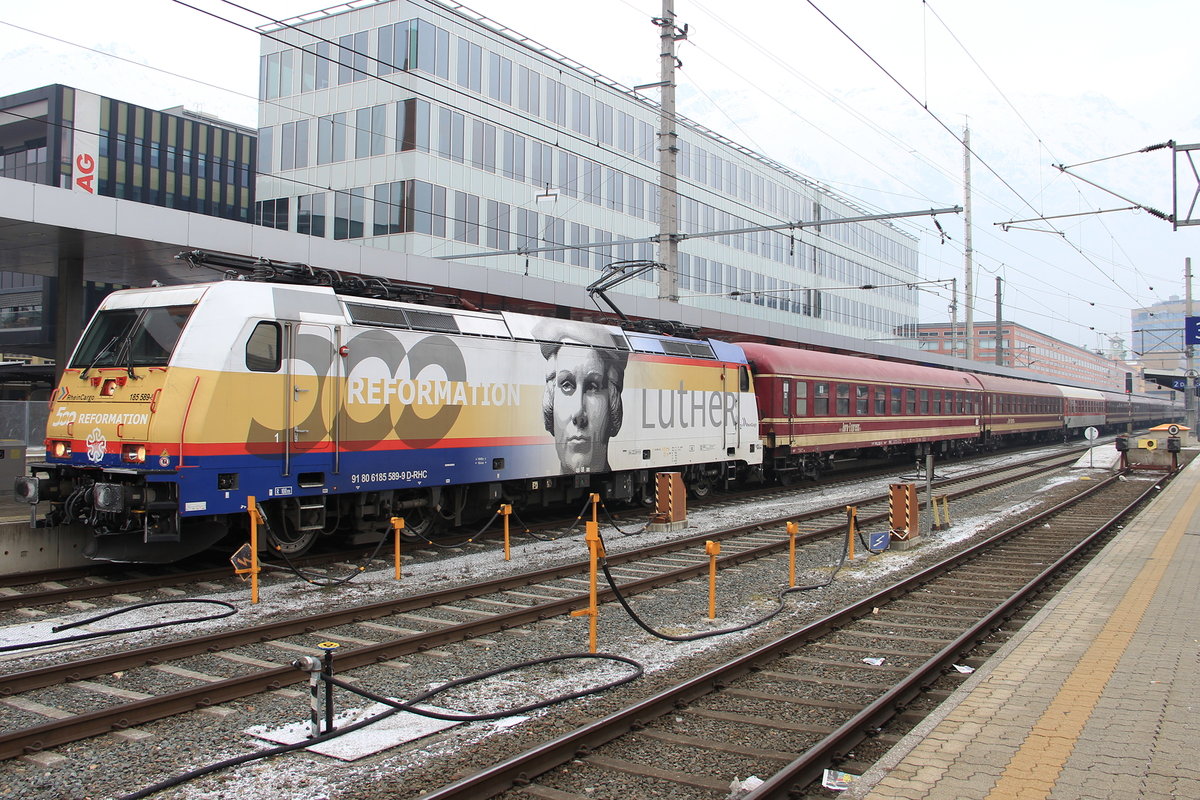 DRV13489  Schnee Express  von Hamburg Hbf nach Bludenz dieses Mal mit der BR 185 589  500 Jahre Reformation Luther  bespannt. Aufgenommen am Innsbrucker Hbf am 3.3.2018.