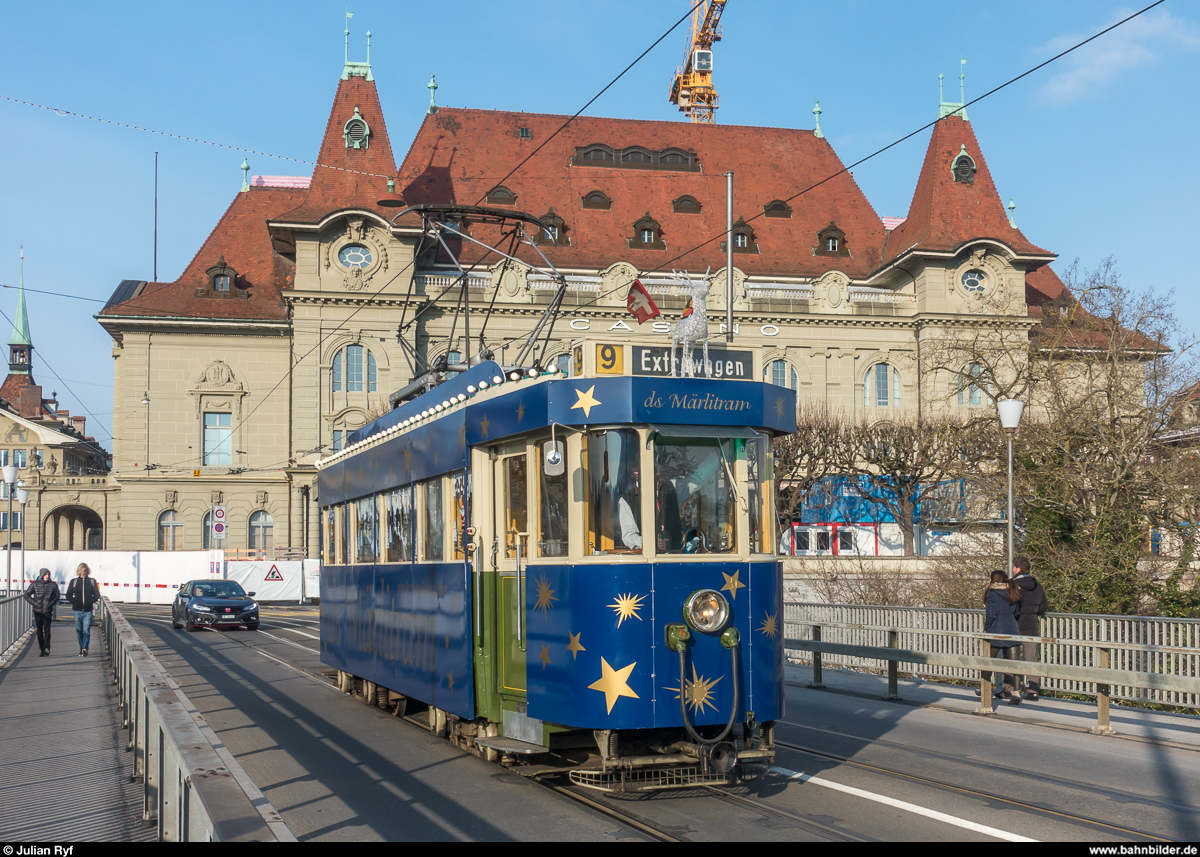 Ds Märlitram fährt am 3. Dezember 2017 über die Kirchenfeldbrücke in Richtung Helvetiaplatz.