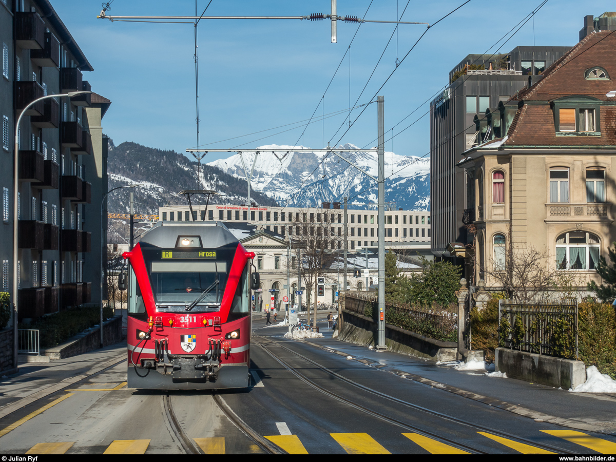  Ds Tram vu Chur  - Allegra 3511 mit Regio Chur - Arosa am 24. Januar 2018 in der Engadinstrasse in Chur. Im Hintergrund der Bahnhof Chur.