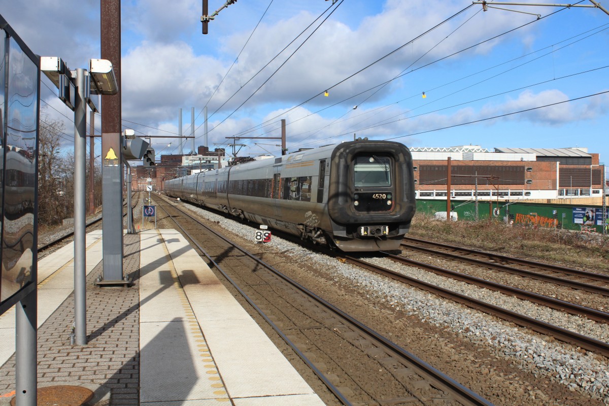 DSB Øresundstog am 5. März 2015: Der ET 4520 fährt am S-Bahnhof Nordhavn (Kopenhagen) vorbei. In wenigen Minuten wird der Zug den Bahnhof Østerport erreichen und von dort weiter in Richtung Schweden über Kopenhagen Hauptbahnhof und Flughafen Kopenhagen fahren. 
