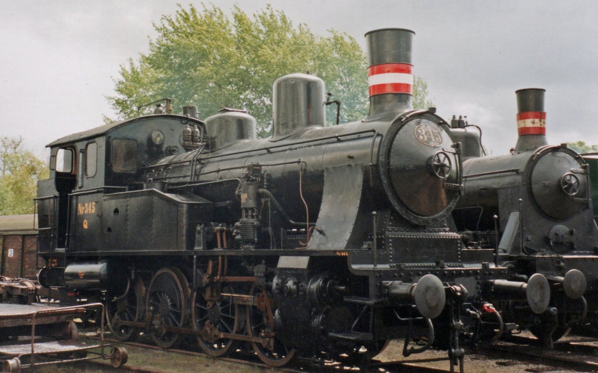 DSB 345 steht am 23 Mai 2004 ins Bw von Randers während ein Eisenbahnfest.