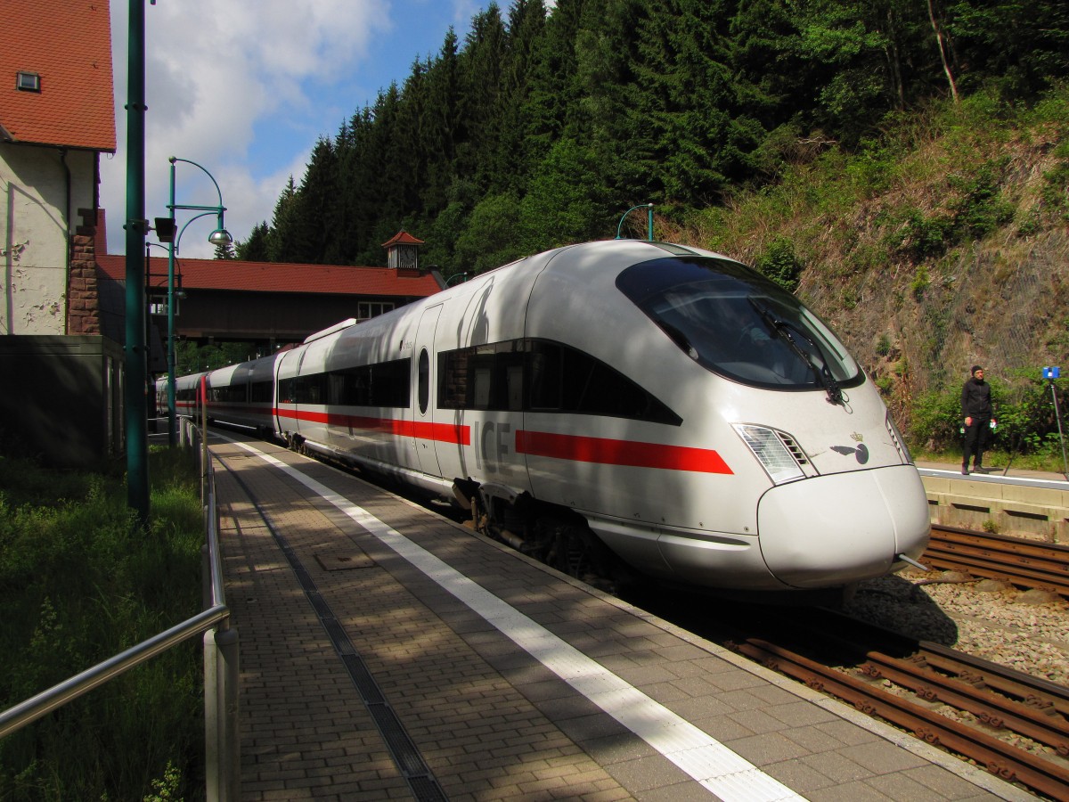 DSB 605 007 (95 80 0605 007-3 D-DB) war am 09.07.2015 für spätere Filmdreharbeiten im Bahnhof von Oberhof abgestellt.