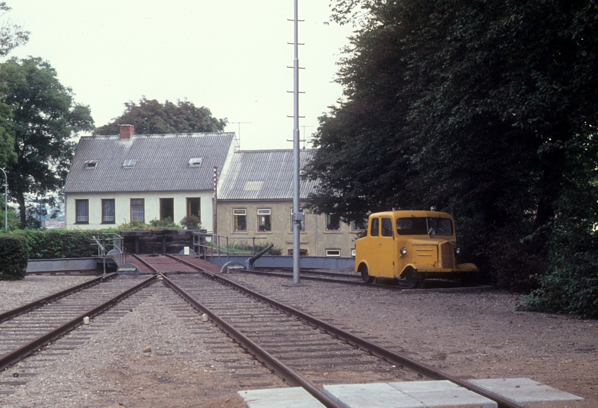 DSB: (Abgestellte) Draisine Bahnhof Thisted am 5. September 1976.